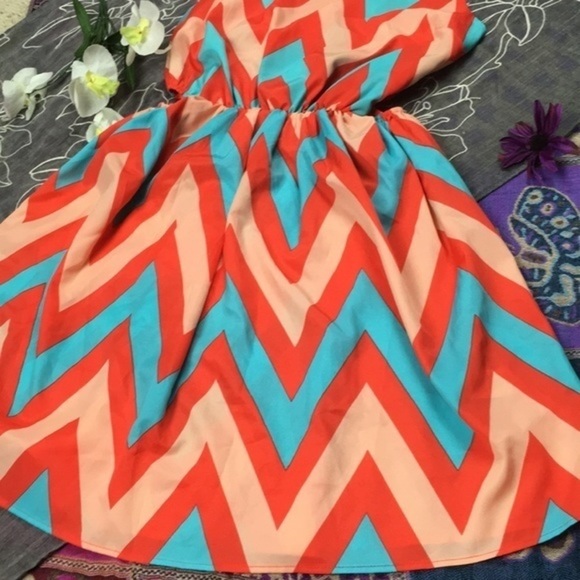 Tyche Geometric Dress - Picture 3 of 10